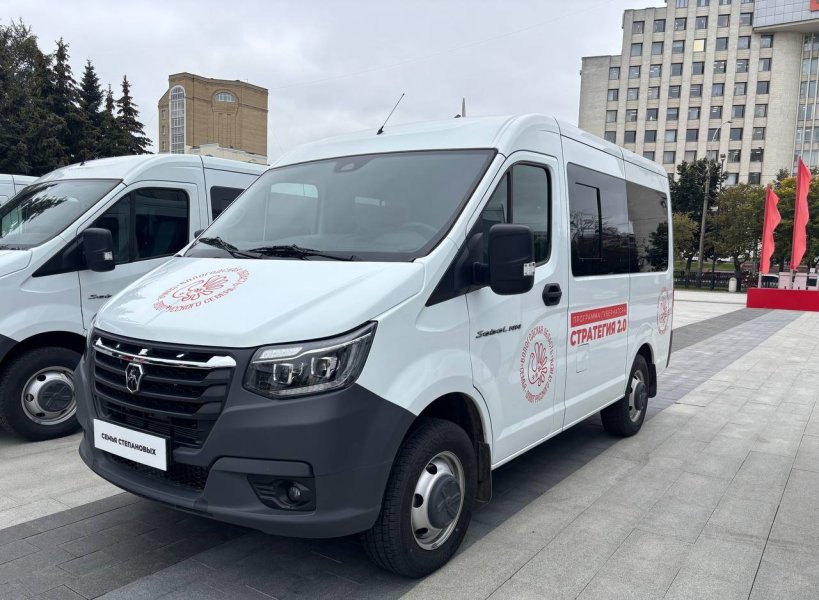 Восемь многодетных семей Вологодской области получили новые автомобили.